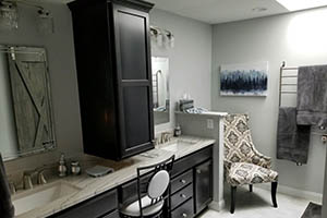 black and white master bathroom 300x200